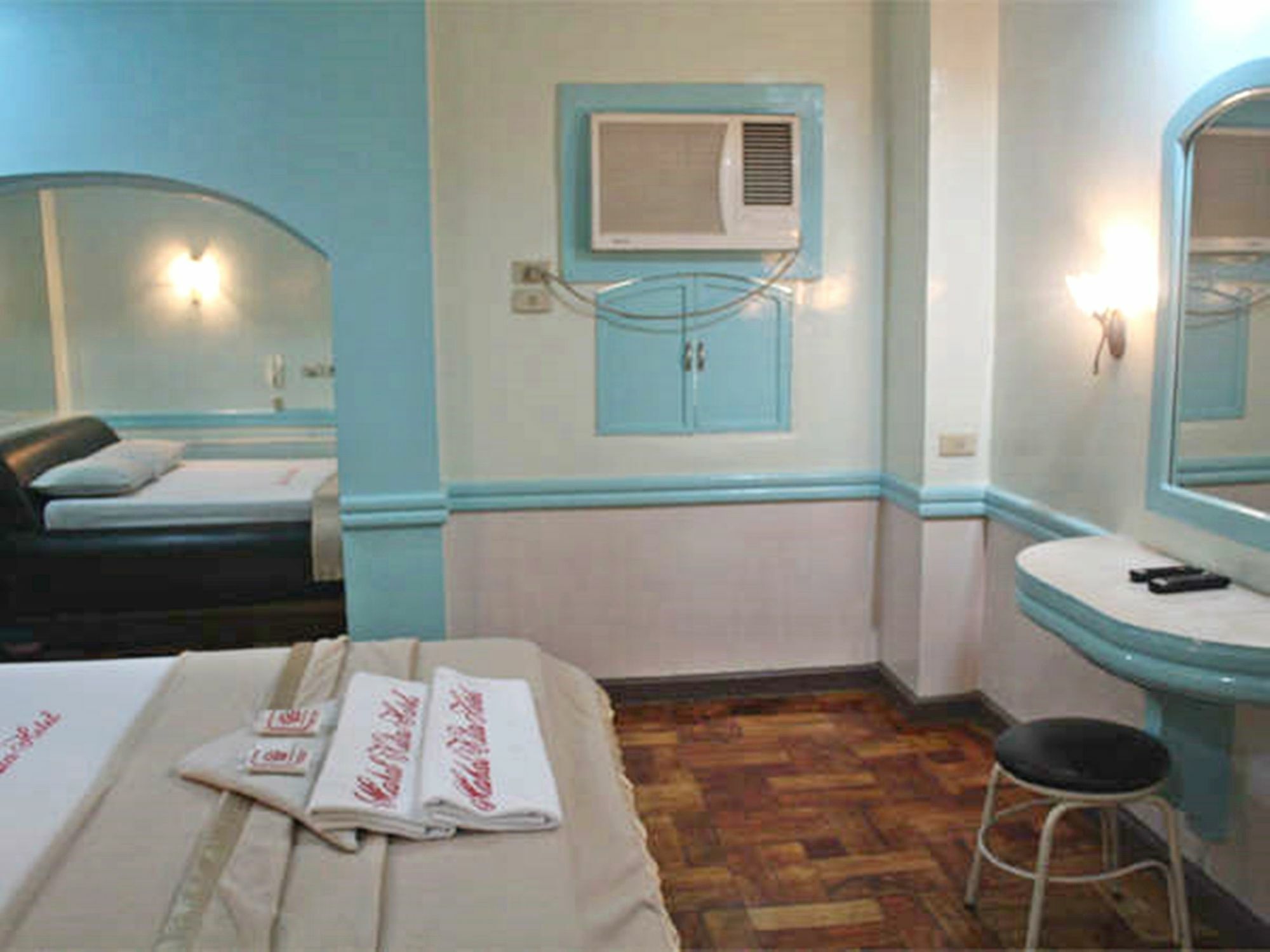 Mahal Kita Drive Inn Pasay Extérieur photo